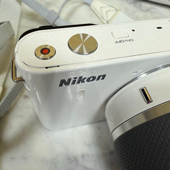 Nikon 1 J1 10.1MP Digital Mirrorless Camera White Kit VR 10-30mm Lens Lot - Picture 2 of 13